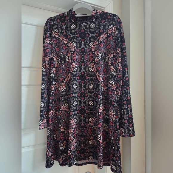 BCBGeneration Dresses & Skirts - BCBGeneration‎ Floral Long Sleeve Casual Dress